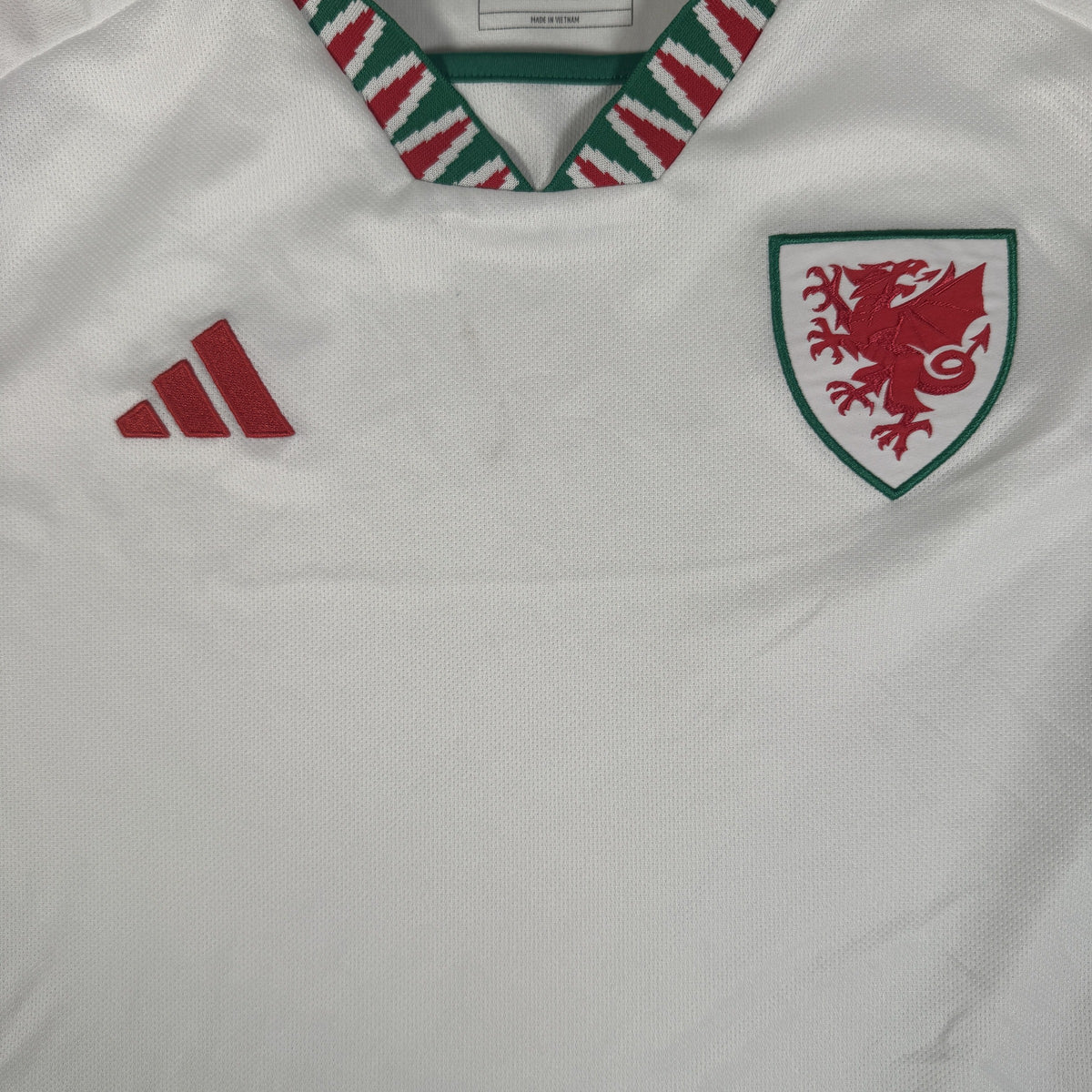 Wales 2022/2023/2024 Away Football Shirt Medium