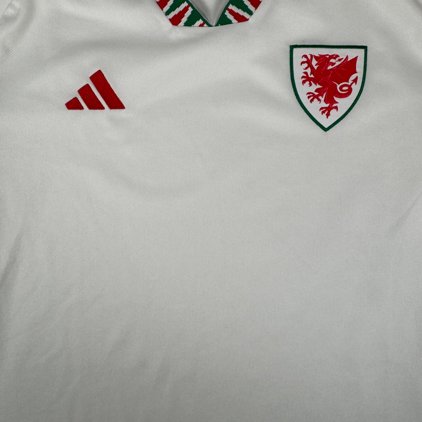 Wales 2022/2023/2024 Away Football Shirt Large – Football Shirt Kingdom