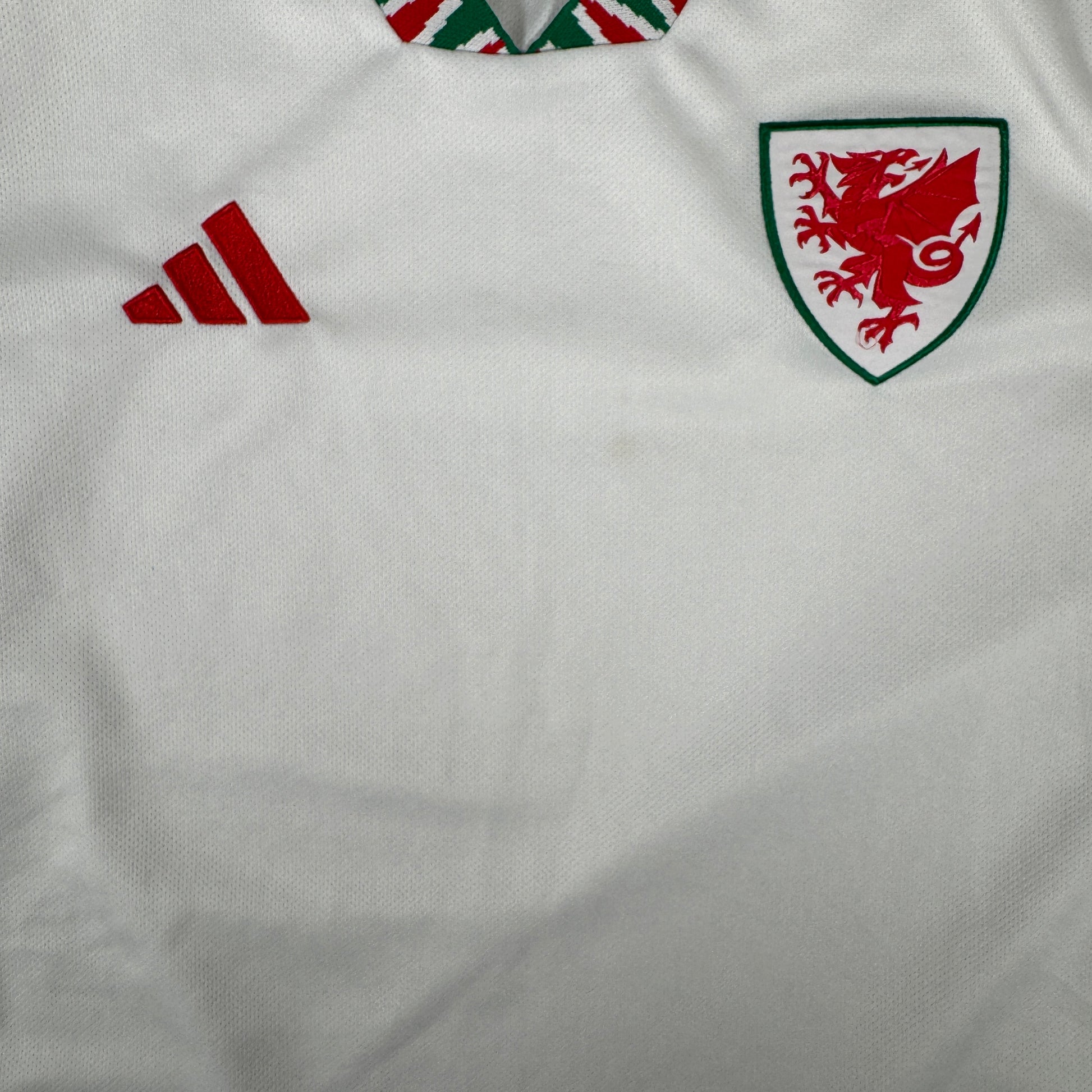 Wales 2022/2023/2024 Away Football Shirt Small – Football Shirt Kingdom