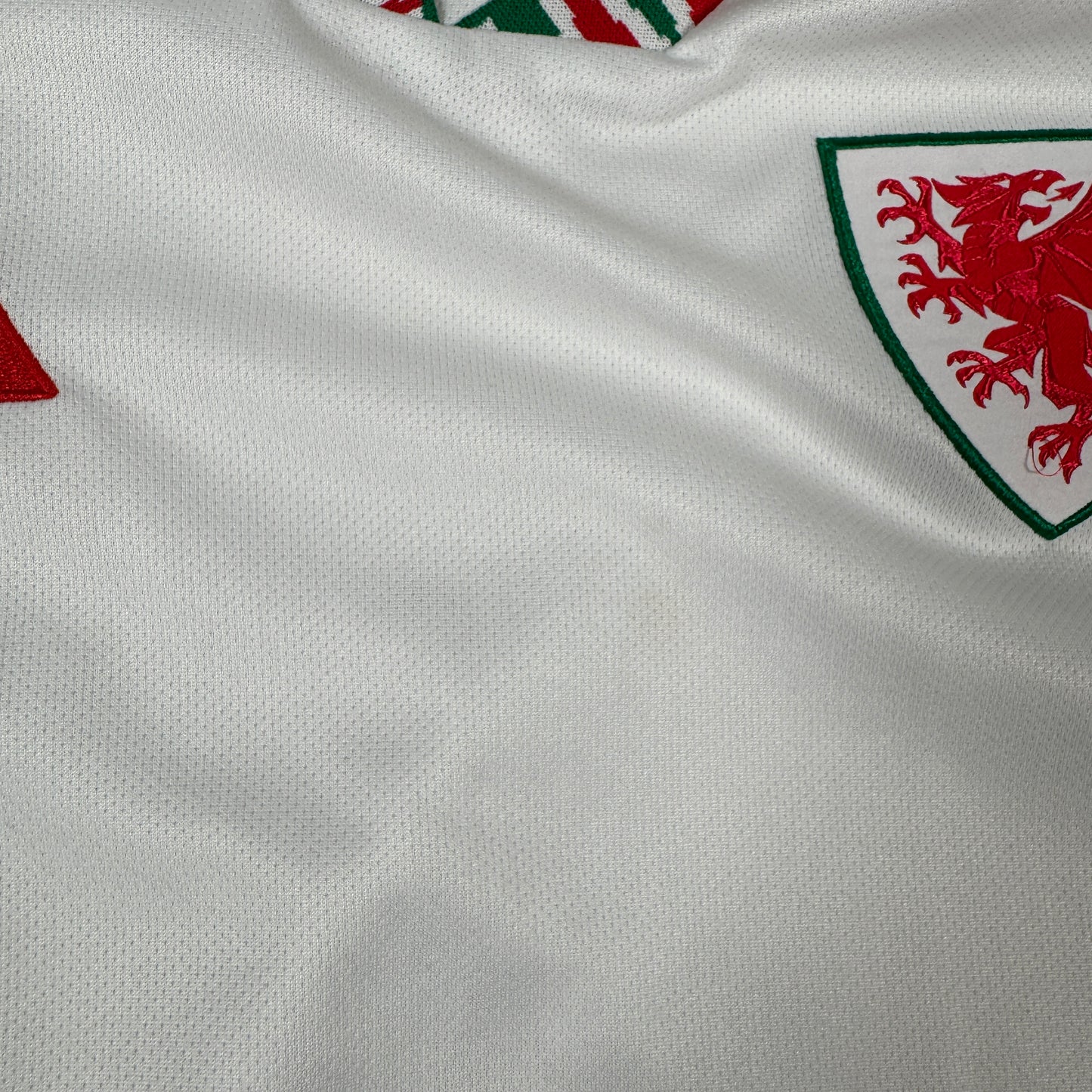 Wales 2022/2023/2024 Away Football Shirt Small – Football Shirt Kingdom
