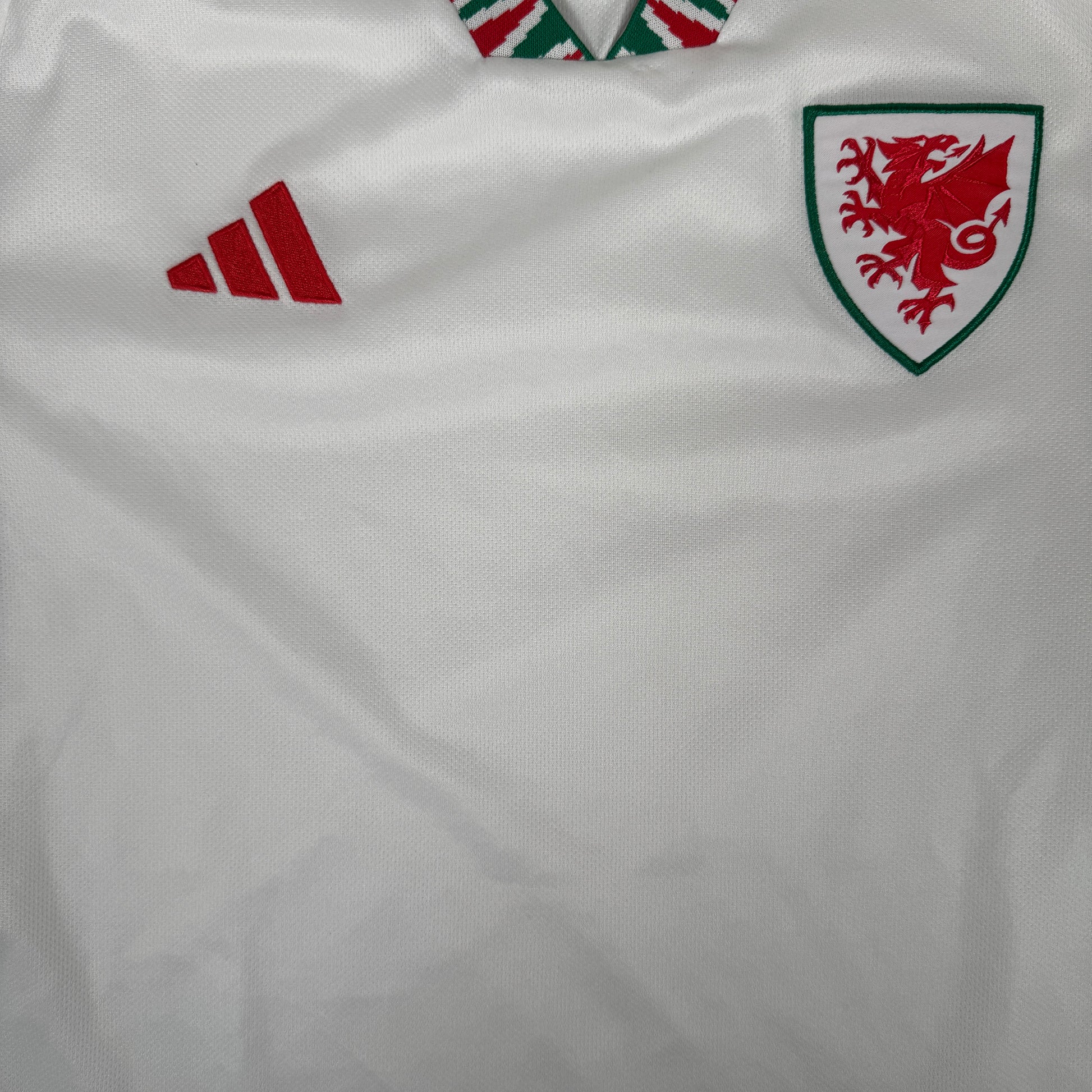 Wales 2022/2023/2024 Away Football Shirt Small – Football Shirt Kingdom