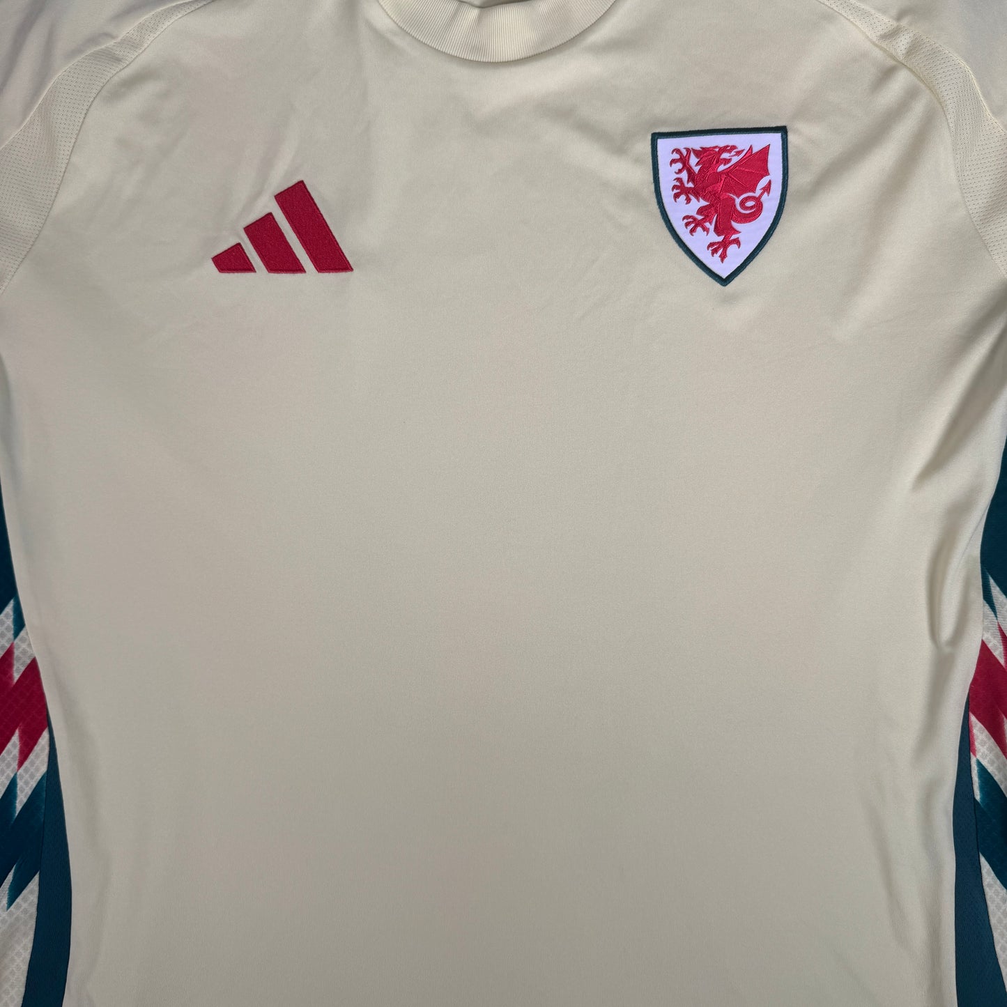 Wales 2024/2025/2026 Away Football Shirt 2XL – Football Shirt Kingdom