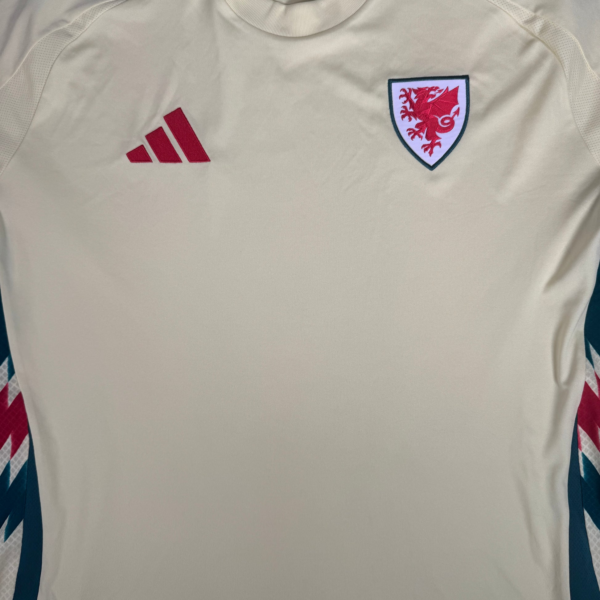 Wales 2024/2025/2026 Away Football Shirt 2XL – Football Shirt Kingdom