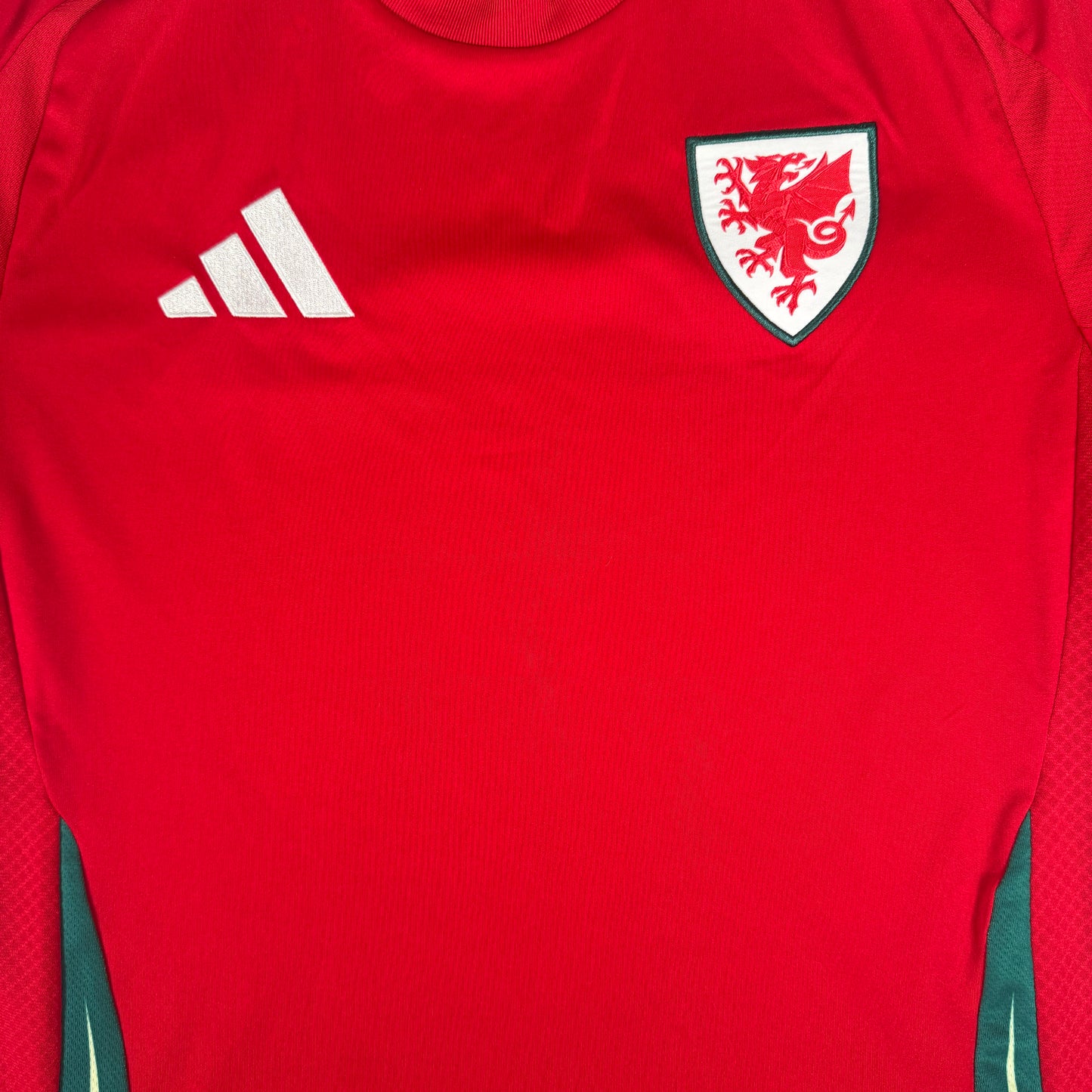 Wales 2024/2025/2026 Home Football Shirt Medium – Football Shirt Kingdom